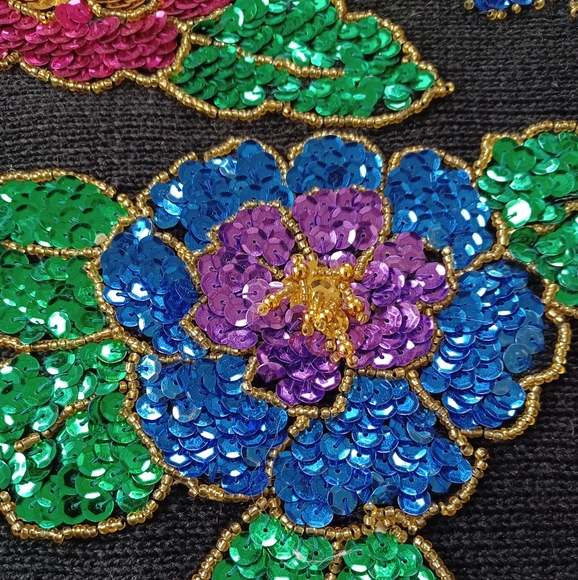 You are going to attract attention in this vintage size medium sequined sweater - Picture 2 of 10